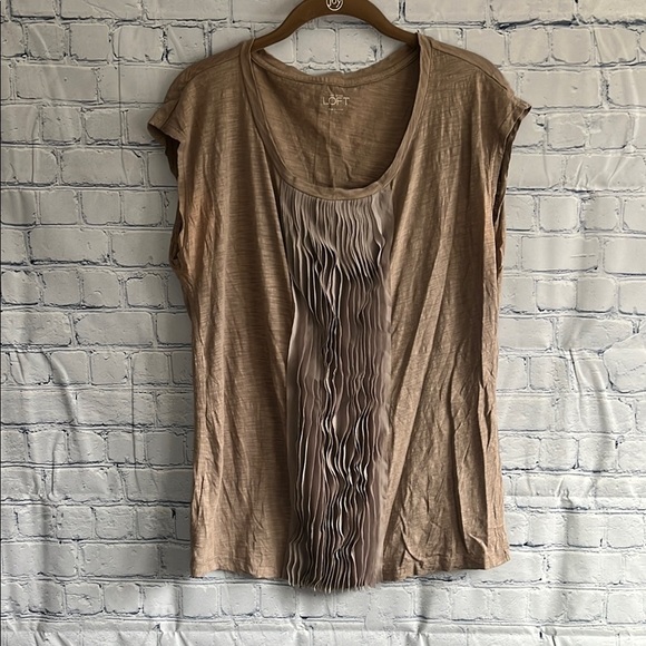 LOFT Women's‎ Tan Ruffle Front Short Sleeve Lightweight Top Size Large - Picture 1 of 3